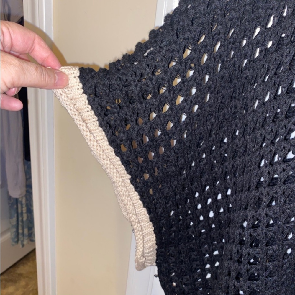 NWOT POL Black and Cream Floral Crochet Poncho L - Picture 7 of 9